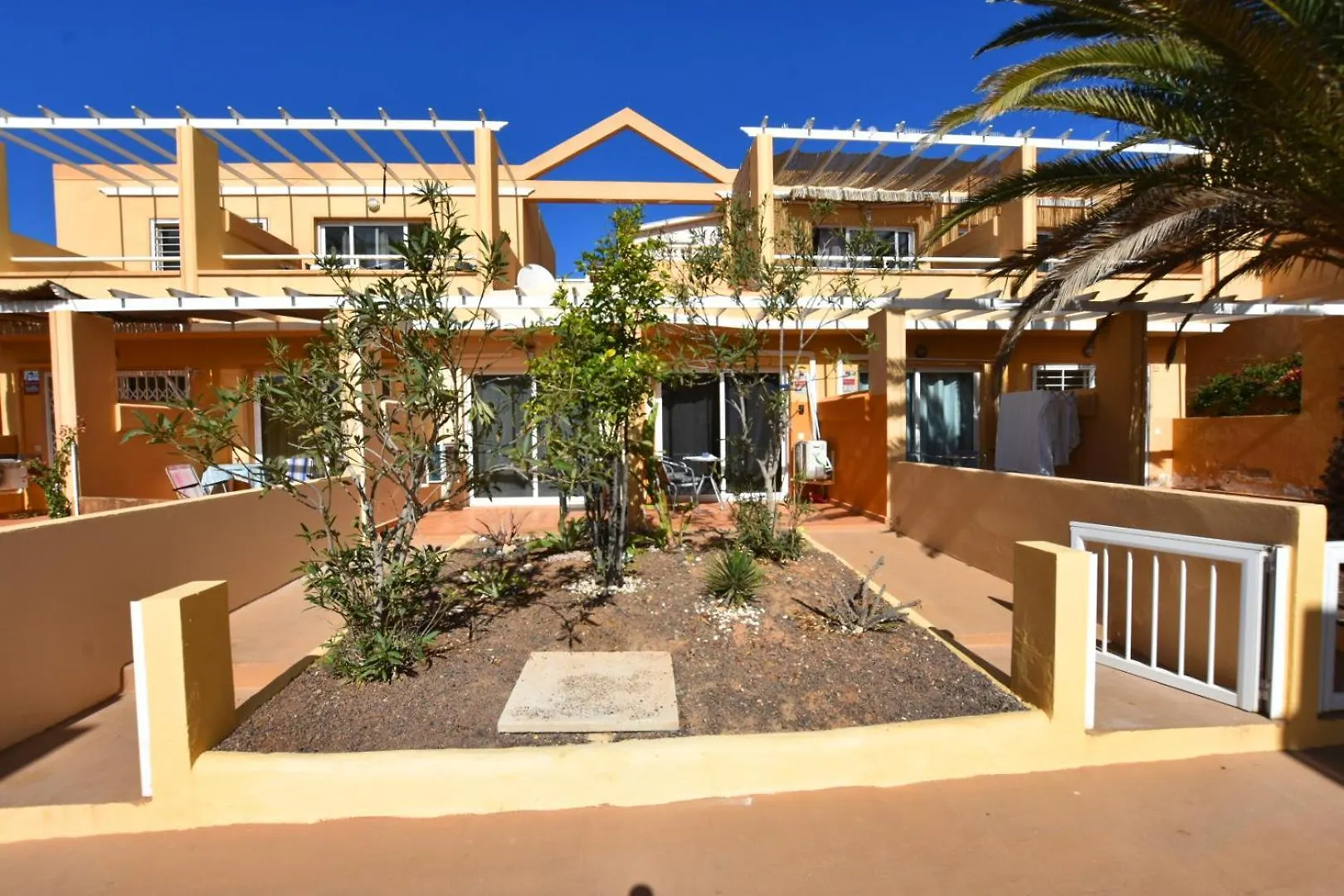 Book Jet - Las Lomas Sunny Holiday Homes contacts